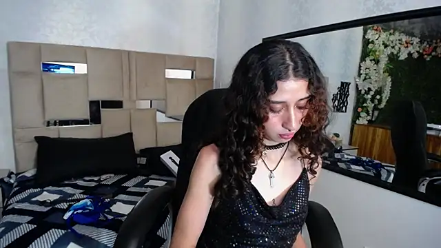 Snapshot of Queenjenn__ chatting on January 14, 2025, 2:43 pm Queenjenn online show from January 14, 2025, 2:43 pm