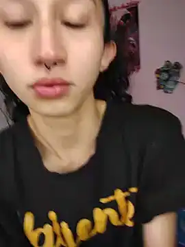 Snapshot of Queenjenn__ chatting on June 10, 2026, 4:39 pm Queenjenn online show from June 10, 2026, 4:39 pm