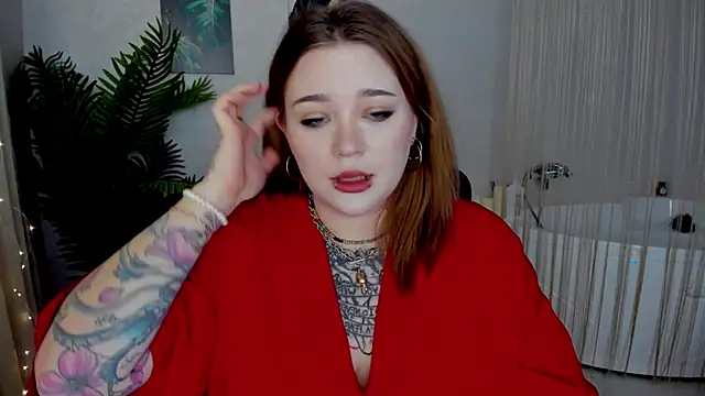 MoonLghte online show from February 12, 2025, 7:35 pm