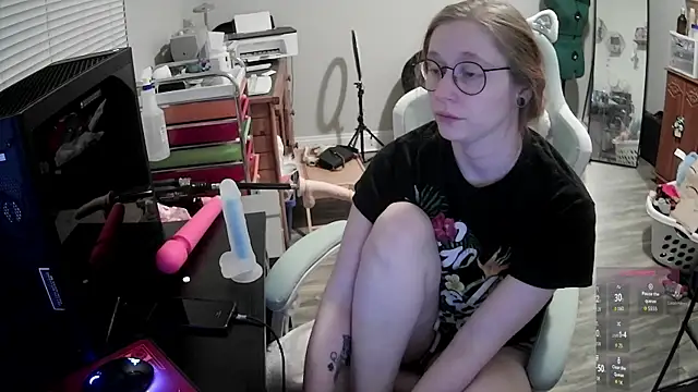 Snapshot of LilyFoxxx chatting on February 13, 2026, 6:09 am LilyFoxxx online show from February 13, 2026, 6:09 am