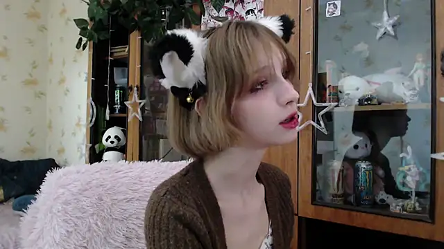 cloudgirrl online show from March 22, 2025, 5:17 am