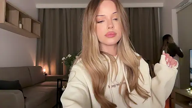 Julia RL online show from November 28, 2025, 11:18 pm