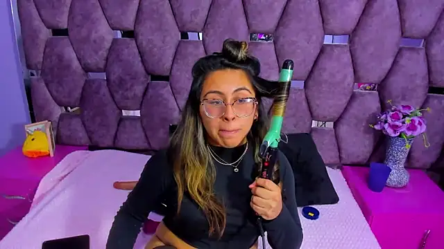 Freya Miller  online show from October 22, 2025, 3:51 am