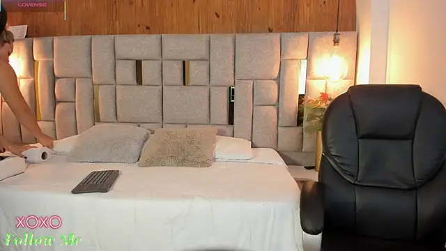 Saori newman online show from March 12, 2025, 11:42 am