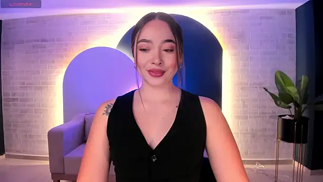 Snapshot of AlinaKravitz chatting on February 13, 2026, 12:01 pm AlinaKravitz online show from February 13, 2026, 12:01 pm