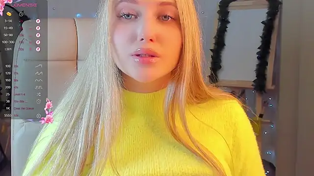 Snapshot of Evacadooo chatting on December 12, 2024, 6:03 am Evacadooo online show from December 12, 2024, 6:03 am