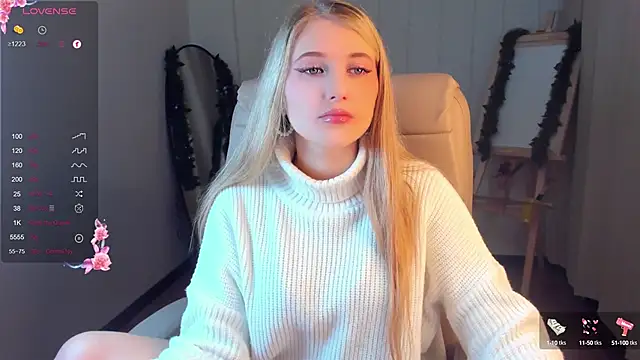 Snapshot of Evacadooo chatting on December 15, 2024, 2:41 am Evacadooo online show from December 15, 2024, 2:41 am