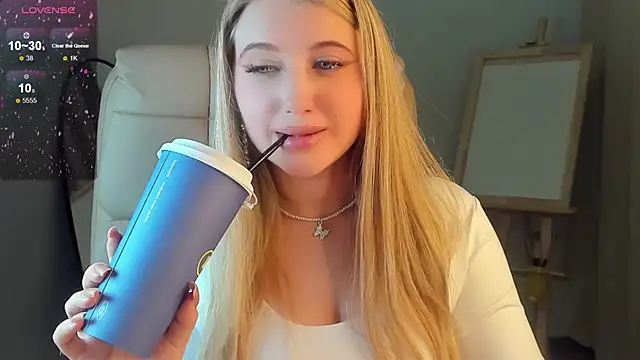 Snapshot of Evacadooo chatting on January 16, 2025, 5:42 am Evacadooo online show from January 16, 2025, 5:42 am