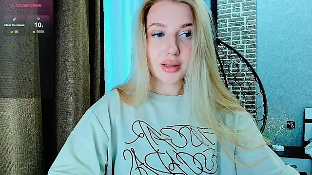 Snapshot of Evacadooo chatting on September 13, 2025, 2:11 am Evacadooo online show from September 13, 2025, 2:11 am