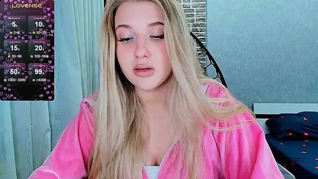 Snapshot of Evacadooo chatting on October 29, 2025, 11:01 am Evacadooo online show from October 29, 2025, 11:01 am