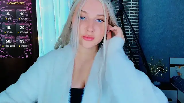 Snapshot of Evacadooo chatting on November 6, 2025, 6:36 am Evacadooo online show from November 6, 2025, 6:36 am