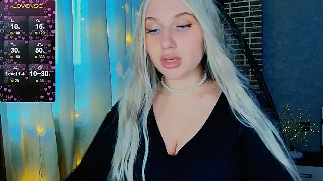 Snapshot of Evacadooo chatting on November 12, 2025, 5:08 am Evacadooo online show from November 12, 2025, 5:08 am