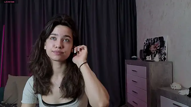 EmeliaReaper online show from November 9, 2025, 5:00 pm