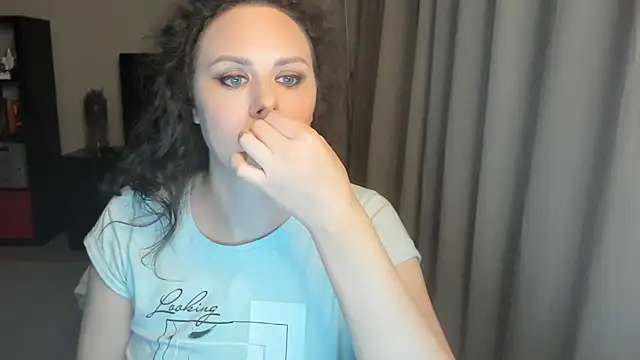 MollyCheiz online show from June 4, 2026, 9:43 pm