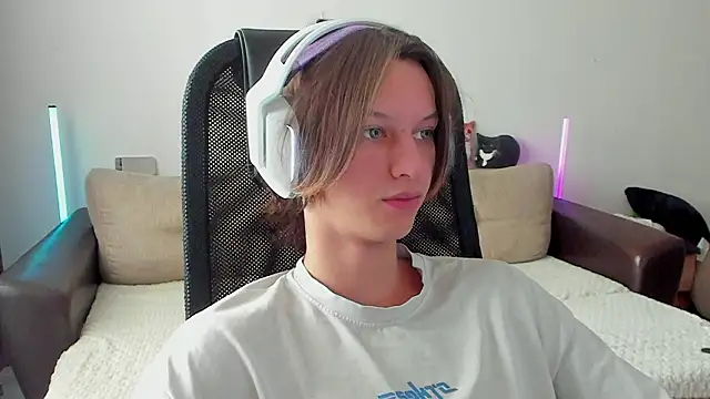 Snapshot of Ostin_meow chatting on February 3, 2026, 9:47 am Ostin meow online show from February 3, 2026, 9:47 am