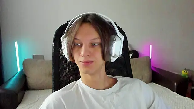 Snapshot of Ostin_meow chatting on February 10, 2026, 7:01 am Ostin meow online show from February 10, 2026, 7:01 am