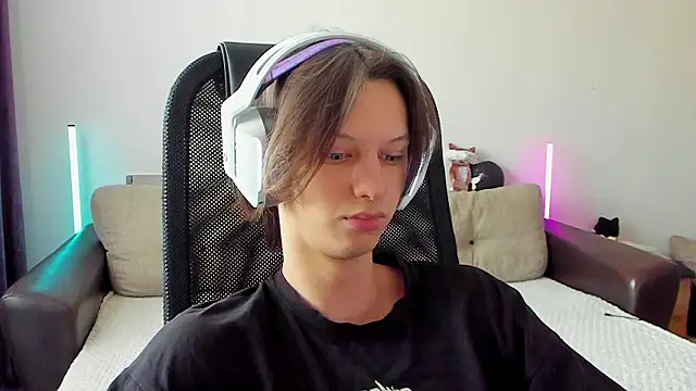 Snapshot of Ostin_meow chatting on February 12, 2026, 4:29 am Ostin meow online show from February 12, 2026, 4:29 am