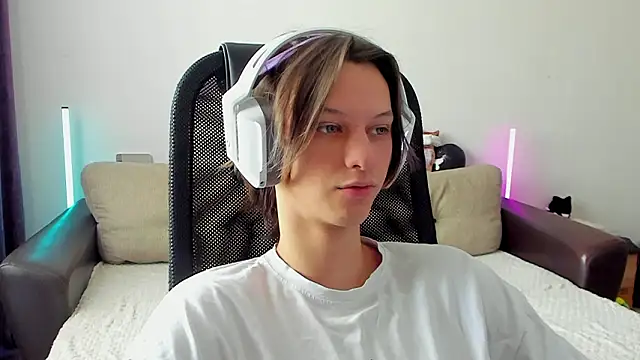 Snapshot of Ostin_meow chatting on February 13, 2026, 5:14 am Ostin meow online show from February 13, 2026, 5:14 am