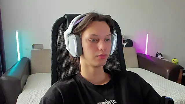 Snapshot of Ostin_meow chatting on February 17, 2026, 8:55 am Ostin meow online show from February 17, 2026, 8:55 am