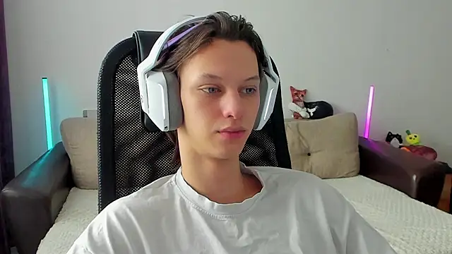 Snapshot of Ostin_meow chatting on February 22, 2026, 8:02 am Ostin meow online show from February 22, 2026, 8:02 am