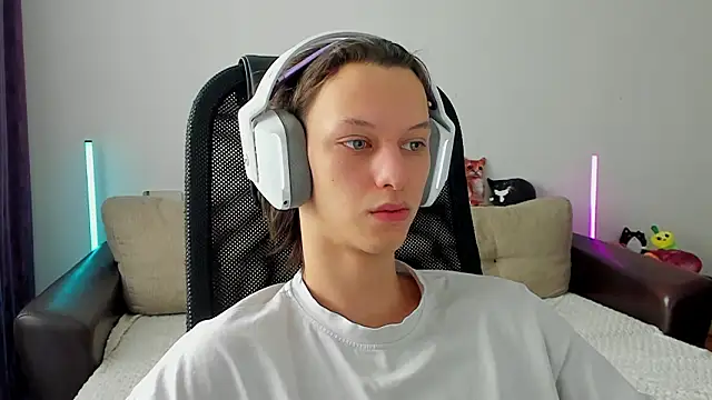 Snapshot of Ostin_meow chatting on February 23, 2026, 7:50 am Ostin meow online show from February 23, 2026, 7:50 am