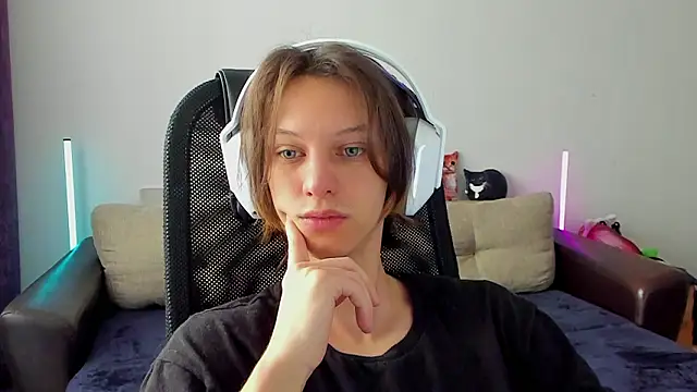 Snapshot of Ostin_meow chatting on March 3, 2026, 7:47 am Ostin meow online show from March 3, 2026, 7:47 am