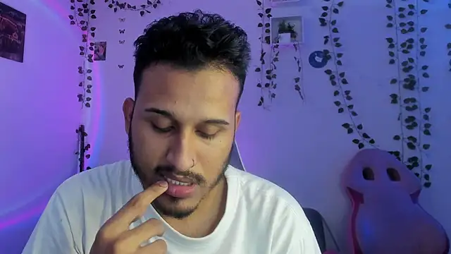 Snapshot of Raf_brunette chatting on December 5, 2024, 8:44 pm Raf brunette online show from December 5, 2024, 8:44 pm