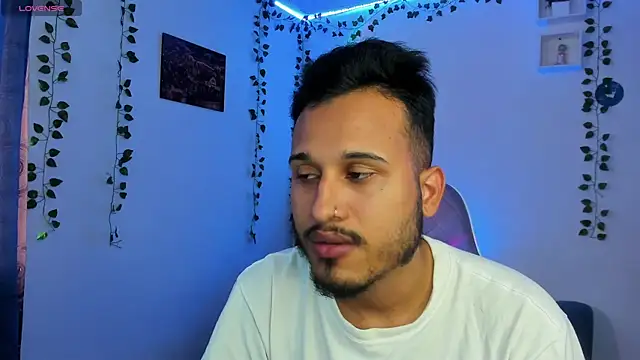 Snapshot of Raf_brunette chatting on December 22, 2024, 1:33 pm Raf brunette online show from December 22, 2024, 1:33 pm