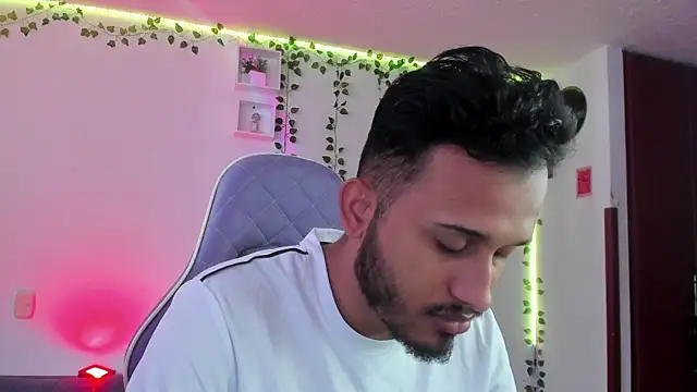 Snapshot of Raf_brunette chatting on December 27, 2024, 2:43 pm Raf brunette online show from December 27, 2024, 2:43 pm