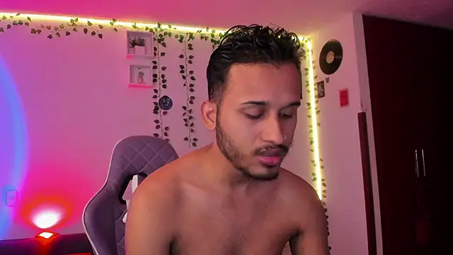 Snapshot of Raf_brunette chatting on January 7, 2025, 9:18 am Raf brunette online show from January 7, 2025, 9:18 am