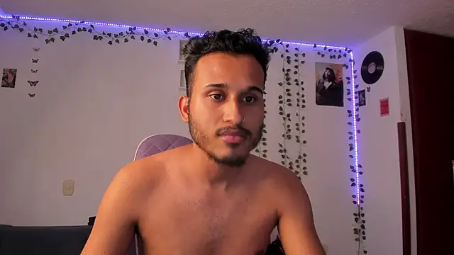 Snapshot of Raf_brunette chatting on January 15, 2025, 8:37 pm Raf brunette online show from January 15, 2025, 8:37 pm