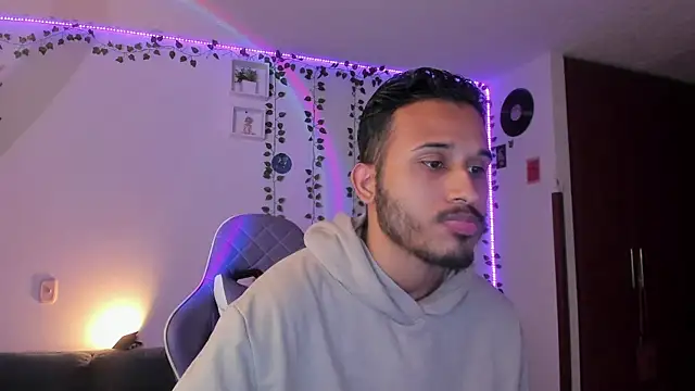 Snapshot of Raf_brunette chatting on January 17, 2025, 10:33 am Raf brunette online show from January 17, 2025, 10:33 am