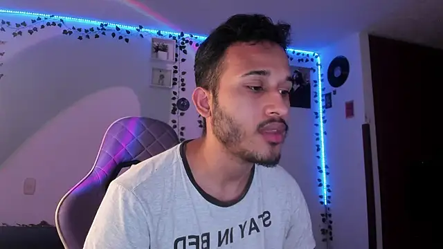 Snapshot of Raf_brunette chatting on February 4, 2025, 10:21 am Raf brunette online show from February 4, 2025, 10:21 am