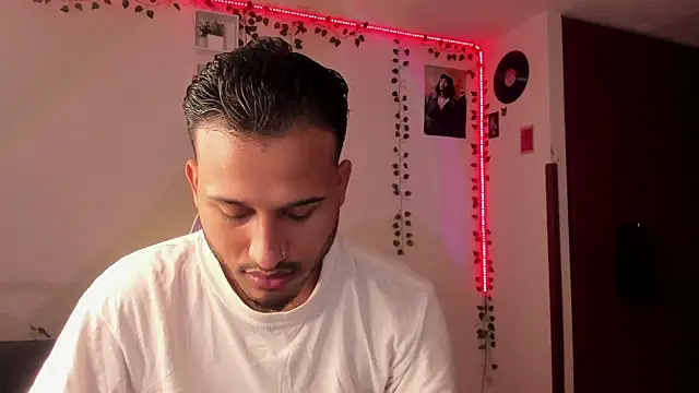 Snapshot of Raf_brunette chatting on February 8, 2025, 11:44 am Raf brunette online show from February 8, 2025, 11:44 am