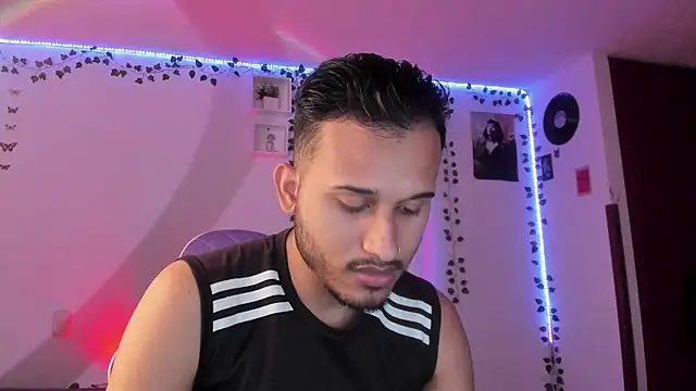 Snapshot of Raf_brunette chatting on February 17, 2025, 11:34 am Raf brunette online show from February 17, 2025, 11:34 am