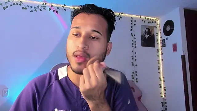 Snapshot of Raf_brunette chatting on February 21, 2025, 12:06 pm Raf brunette online show from February 21, 2025, 12:06 pm