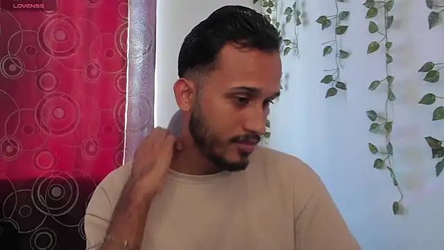 Snapshot of Raf_brunette chatting on October 7, 2025, 11:40 am Raf brunette online show from October 7, 2025, 11:40 am