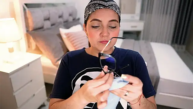 Camilaa bueno online show from October 12, 2025, 3:27 am