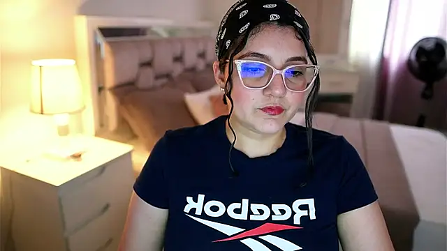 Camilaa bueno online show from February 15, 2026, 9:33 pm