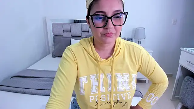 Camilaa bueno online show from May 27, 2026, 1:57 am