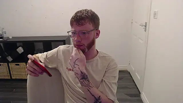 PrettyGinger online show from December 4, 2024, 4:49 pm