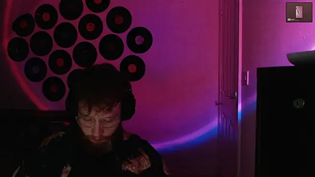 PrettyGinger online show from December 1, 2025, 6:35 pm