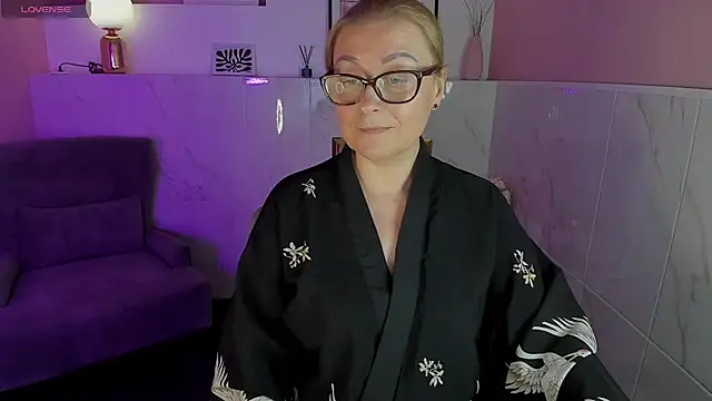 Snapshot of AlexandraKind chatting on January 17, 2025, 11:18 pm AlexandraKind online show from January 17, 2025, 11:18 pm