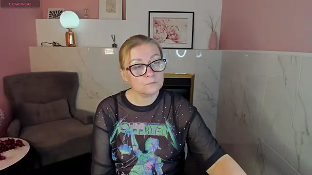 Snapshot of AlexandraKind chatting on February 17, 2025, 8:41 am AlexandraKind online show from February 17, 2025, 8:41 am