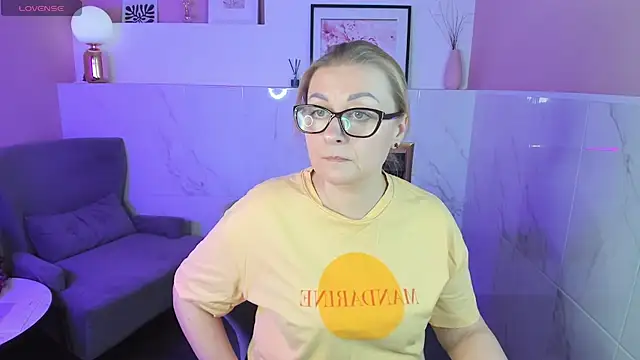 Snapshot of AlexandraKind chatting on February 23, 2025, 8:39 am AlexandraKind online show from February 23, 2025, 8:39 am