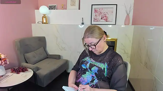 Snapshot of AlexandraKind chatting on February 27, 2025, 6:50 am AlexandraKind online show from February 27, 2025, 6:50 am