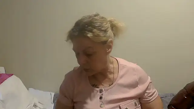 housewife shantie online show from October 5, 2025, 8:23 am