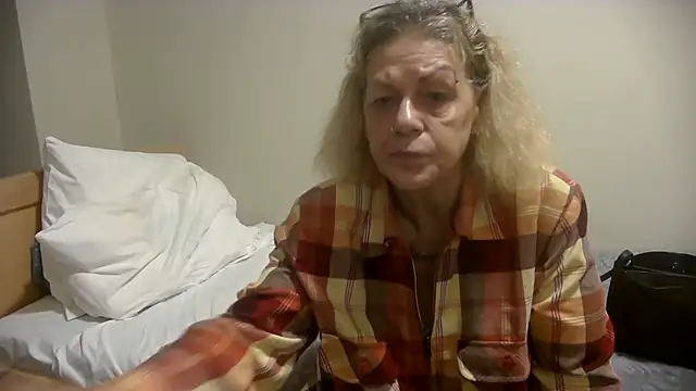 housewife shantie online show from October 23, 2025, 8:57 am