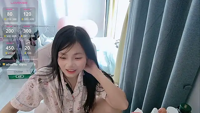 Lena-yyds online show from October 10, 2025, 4:33 am