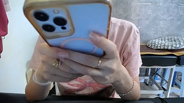 Snapshot of HotQueen chatting on June 1, 2026, 2:13 am HotQueen online show from June 1, 2026, 2:13 am